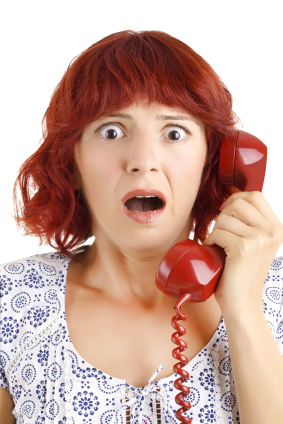 Kvinna med r&ouml;d telefon